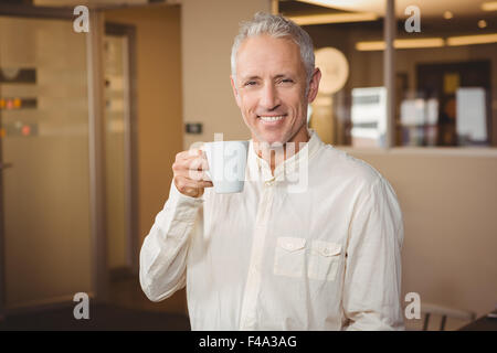 Porträt des Kaufmanns Kaffeetrinken im Büro Stockfoto
