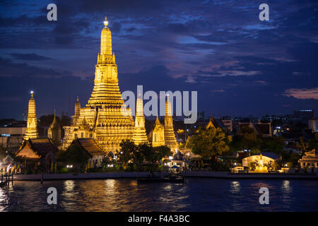 Thailand, Bangkok, Nachtansicht des Wat Arun, der Tempel der Morgenröte und der Chao Phraya River Stockfoto