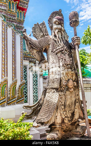 Thailand, Bangkok, Wat Po, warrier Statue bewachen den buddhistischen Tempel Stockfoto