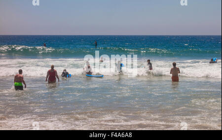 ZUMA BEACH, Kalifornien, USA - Menschen am Strand von Zuma, öffentlichen Strand nördlich von Malibu. Stockfoto
