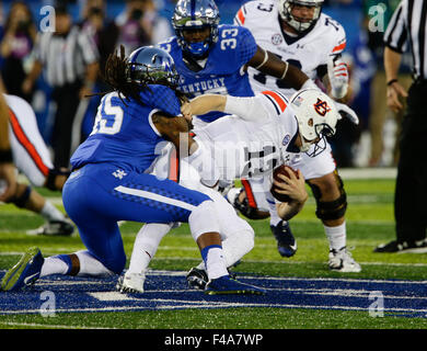 Lexington, Kentucky, USA. 15. Oktober 2015. Kentucky Wildcats Linebacker Josh Forrest (45) herabgebracht Auburn Tigers quarterback Sean White (13) als Kentucky spielte Auburn Donnerstag, 15. Oktober 2015 in Lexington, KY. Foto: Mark Cornelison | Personal Credit: Lexington Herald-Leader/ZUMA Draht/Alamy Live-Nachrichten Stockfoto