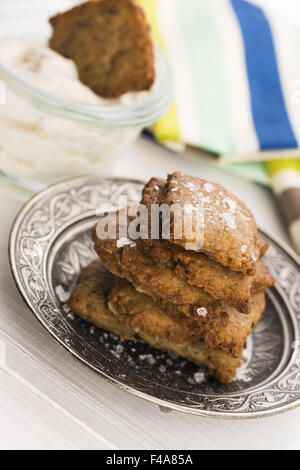 spanischen Snack Cracker mit schwarzen Oliven und anchois Stockfoto