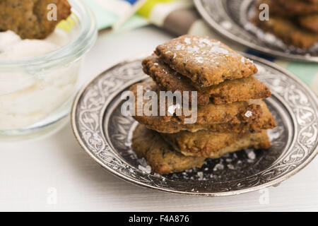 spanischen Snack Cracker mit schwarzen Oliven und anchois Stockfoto