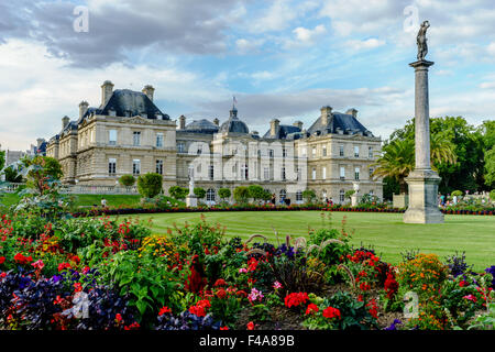 Mit Blick auf Blumen zu den französischen Senat Palastgebäude an einem Sommertag. Juli 2015. Paris, Frankreich. Stockfoto