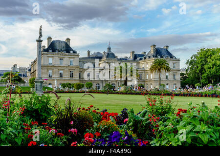 Viele Blumen und der französische Senat Palastgebäude im Jardin du Luxembourg an einem Sommertag. Juli 2015. Paris, Frankreich. Stockfoto