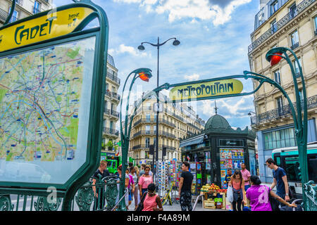Die Cadet Metro Station in Paris an einem Sommertag. Juli 2015. Paris, Frankreich. Stockfoto