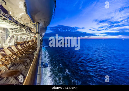 Queen Mary 2 der Cunard cruise Liner - an Deck in der Abenddämmerung. Stockfoto