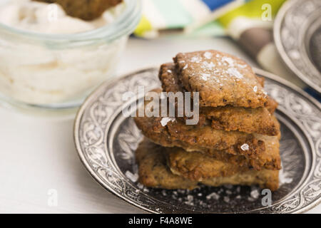 spanischen Snack Cracker mit schwarzen Oliven und anchois Stockfoto