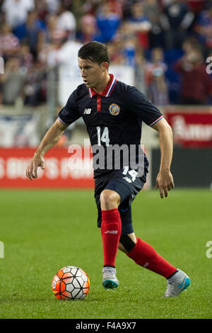 13. Oktober 2015: Costa Rica Verteidiger Bryan Jose Oviedo (14) Handspiel in The USA Herren Team vs. Costa Rica Herren National Team - internationale freundlich bei Red Bull Arena - Harrison, New Jersey. Costa Rica besiegte die uns Männer Nationalmannschaft 1: 0. Obligatorische Credit: Kostas Lymperopoulos/Cal Sport Medien Stockfoto