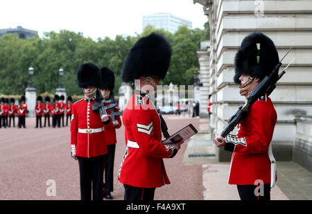 London, UK. 8. Sep, 2015. Foto zeigt britische Royal Guards, die Teilnahme an der wechselnden Zeremonie am Buckingham Palace in London 8. September 2015. Die wechselnden Zeremonie der britischen königlichen Wachen ist mittags am Buckingham Palace täglich von Mai bis Juli und evey neulich in anderen Monaten statt. © Han Yan/Xinhua/Alamy Live-Nachrichten Stockfoto