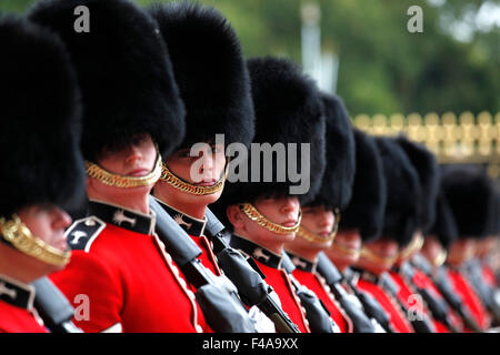 London, UK. 8. Sep, 2015. Foto zeigt britische Royal Guards, die Teilnahme an der wechselnden Zeremonie am Buckingham Palace in London 8. September 2015. Die wechselnden Zeremonie der britischen königlichen Wachen ist mittags am Buckingham Palace täglich von Mai bis Juli und evey neulich in anderen Monaten statt. © Han Yan/Xinhua/Alamy Live-Nachrichten Stockfoto