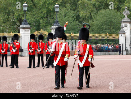 London, UK. 8. Sep, 2015. Foto zeigt britische Royal Guards, die Teilnahme an der wechselnden Zeremonie am Buckingham Palace in London 8. September 2015. Die wechselnden Zeremonie der britischen königlichen Wachen ist mittags am Buckingham Palace täglich von Mai bis Juli und evey neulich in anderen Monaten statt. © Han Yan/Xinhua/Alamy Live-Nachrichten Stockfoto