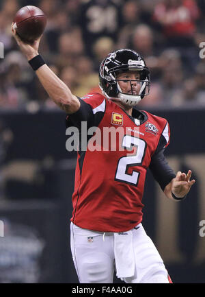 New Orleans, LOUISIANA, USA. 15. Oktober 2015. Atlanta Falcons Quarterback MATT RYAN wirft gegen die New Orleans Saints im Mercedes-Benz Superdome in New Orleans, Louisiana am 15. Oktober 2015. Bildnachweis: Dan Anderson/ZUMA Draht/Alamy Live-Nachrichten Stockfoto