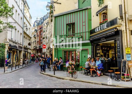 Menschen entspannen in einem Café aus der Seine. Juli 2015. Paris, Frankreich. Stockfoto