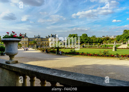 Blick auf den Stein Schiene und Blumentöpfe zum französischen Senat Gebäude am Jardin du Luxembourg. Juli 2015. Paris, Frankreich. Stockfoto