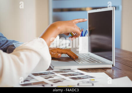 Hand von Geschäftsleuten mit Laptop zugeschnitten Stockfoto