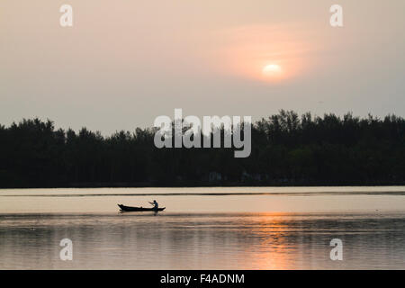 Traditionellen Fischer in Kallady Mündung Sonnenuntergang, Batticaloa, Sri Lanka Stockfoto