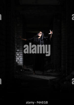 Gruselige Zombie-Mädchen im alten Haus Stockfoto