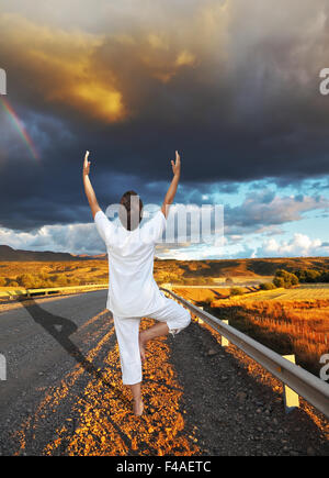 Die ältere Frau auf der Autobahn Stockfoto