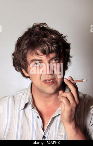 Qualmender Zigarette Stockfoto