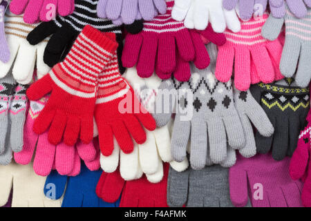 farbige Strickhandschuhe Stockfoto