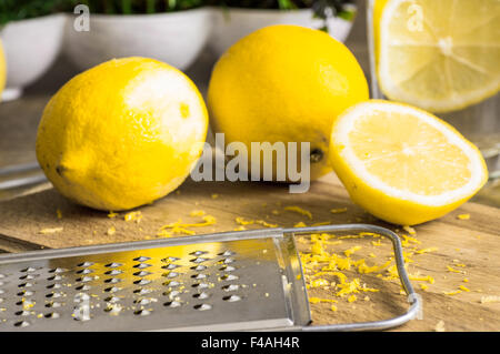 Reibe Peel und Zitronenschale auf dem Holztisch Stockfoto