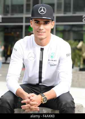 Stuttgart, Deutschland. 13. Oktober 2015. Deutsch Deutsche Tourenwagen Masters (DTM) Rennfahrer Pascal Wehrlein Mercedes posiert in Stuttgart, Deutschland, 13. Oktober 2015. Foto: Dpa/Bernd Weissbrod/Alamy Live News Stockfoto