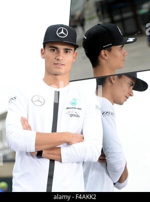 Stuttgart, Deutschland. 13. Oktober 2015. Deutsch Deutsche Tourenwagen Masters (DTM) Rennfahrer Pascal Wehrlein Mercedes posiert in Stuttgart, Deutschland, 13. Oktober 2015. Foto: Dpa/Bernd Weissbrod/Alamy Live News Stockfoto