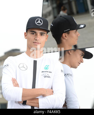 Stuttgart, Deutschland. 13. Oktober 2015. Deutsch Deutsche Tourenwagen Masters (DTM) Rennfahrer Pascal Wehrlein Mercedes posiert in Stuttgart, Deutschland, 13. Oktober 2015. Foto: Dpa/Bernd Weissbrod/Alamy Live News Stockfoto