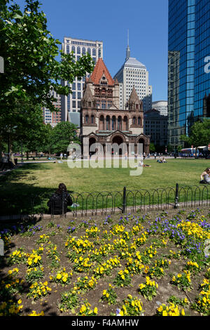 Dreifaltigkeitskirche in Copley Square Boston, Massachusetts über Blumenbeet gesehen Stockfoto