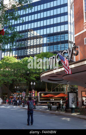 Straßenszene am Eingang zum Macy Store Ecke Chauncy Street / Summer Street Boston, Massachusetts Stockfoto