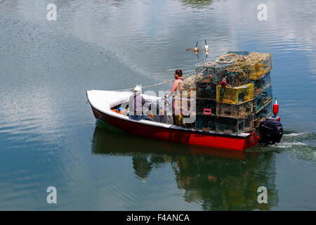 Zwei Fischer auf kleine Hummer-Boot gestapelt mit Hummer Töpfe Harpswell Sound, Maine, USA Stockfoto