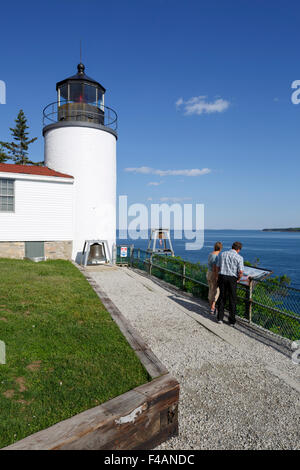 Bass Harbor Head Lighthouse, in Acadia National Park, Maine USA zwei Menschen Information Board auf den angrenzenden Gehweg Stockfoto