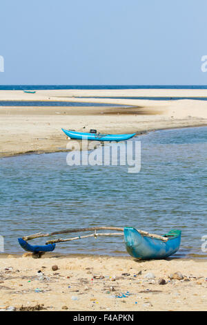 Traditionellen Einbaum in Kallady Mündung, Batticaloa, Sri Lanka Stockfoto