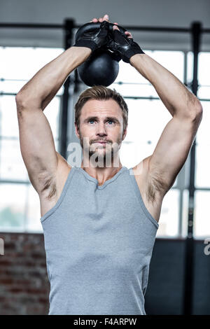 Passen Sie fokussiert Man heben eine kettlebell Stockfoto