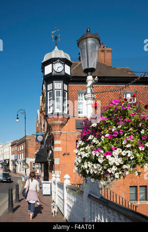 Uhrturm von Brücke über den Fluss Medway, Tonbridge High Street, Tonbridge, Kent, England, Vereinigtes Königreich Stockfoto