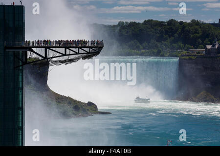 Touristen auf der Beobachtung Turm an den Niagarafällen Silhouette durch den Nebel der Hufeisenfälle Stockfoto