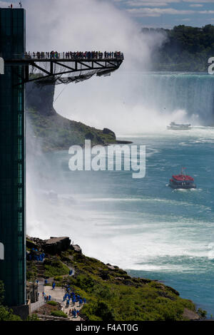 Touristen auf der Beobachtung Turm an den Niagarafällen Silhouette durch den Nebel der Hufeisenfälle Stockfoto