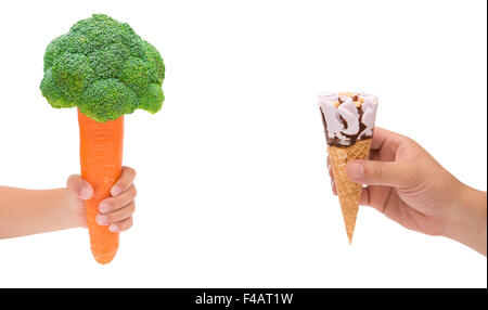 junge Karotten mit Blumenkohl und Mann, hält Eistüte auf weiße, gesunde Ernährung Konzept halten Stockfoto