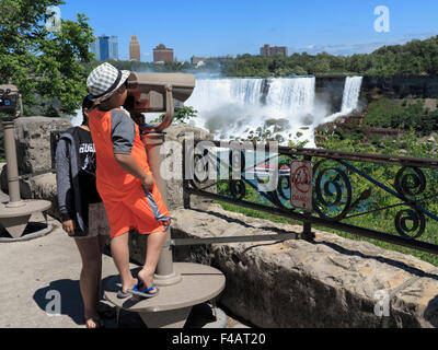 Junge Touristen Münz Fernglas auf die amerikanischen Wasserfälle von Niagara Ontario Kanada suchen Stockfoto