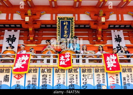 Ikuta Shinto Schrein, Japan während Shogatsu, neues Jahr. Kinder und Erwachsene spielen Taiko-trommeln Balkon der massiven Main Gate, Mon. Stockfoto