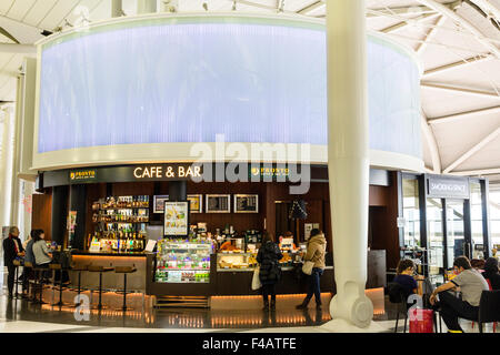 Innenraum der Flughafen Kansai in Osaka, Japan, dem Internationalen Abflughalle. Coffee Bar Café mit zwei Passagiere an der Bar serviert wird, andere sitzen. Stockfoto