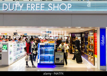 Innenraum der Flughafen Kansai in Osaka, Japan, in der Internationalen Abflughalle. Blick in die KAB Duty Free Shop. Stockfoto