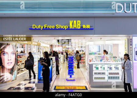 Innenraum der Flughafen Kansai in Osaka, in der Internationalen Abflughalle. Duty Free Shop, KAB. Haupteingang mit Förderung Frau draußen stehen. Stockfoto