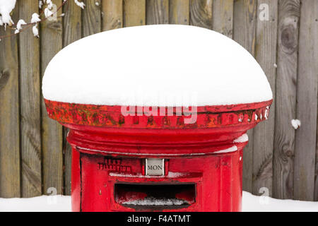 England. Rot Deutsch Post Box, (Letter Box, Pillar box), im Schnee nach Schneefall. Stockfoto