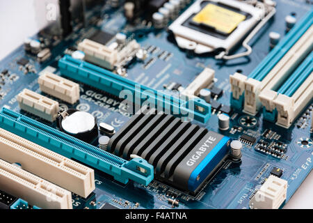 Computer Motherboards mit PCI-Erweiterungssteckplätze, oben geschlossen chip Sockel, RAM-Steckplätze für Speicher und Gigabyte Prozessor. Stockfoto