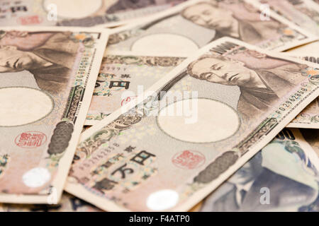 Japanische bank Notes in Haufen verstreut. Meist 10.000 Yen stellt mit rund 5000 yen Noten. Close Up. Stockfoto