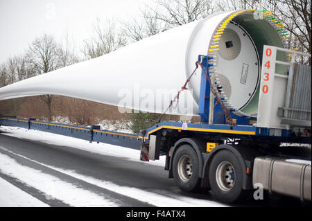 Schwertransport mit Wind Turbinenschaufel Stockfoto