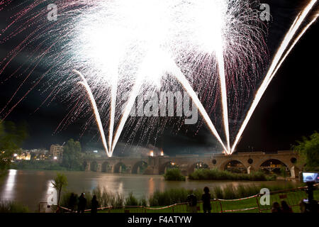 BADAJOZ, Spanien - 24 Juni: Buntes Feuerwerk erschossen von Puente de Palmas Brücke bei Badajoz Spanien während der Festlichkeit n San Juan Stockfoto