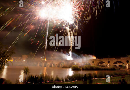 BADAJOZ, Spanien - 24 Juni: Buntes Feuerwerk erschossen von Puente de Palmas Brücke bei Badajoz Spanien während der Festlichkeit n San Juan Stockfoto